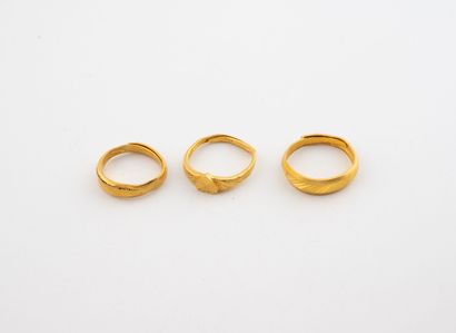 Set of three yellow gold (750) rings:
- One...