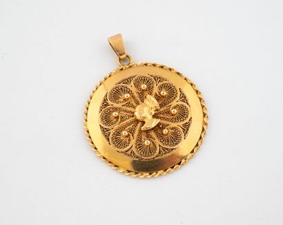 Circular yellow gold (750) pendant, centering...