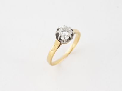 Bague solitaire en or jaune (750) et platine...