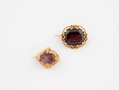 Set of two small brooches in yellow gold...