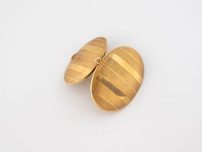 Powder pendant in yellow gold (585), oval...