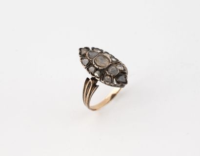 Bague marquise or jaune (375) ornée de diamants...