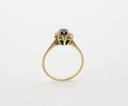 Small daisy ring in yellow gold (750) centered...