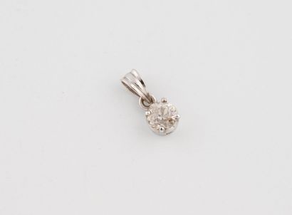 White gold (750) pendant set with a small...