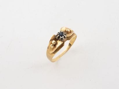 Bague en or jaune (750) centrée d'un saphir...