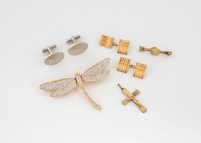 Lot of costume jewelry in gold and silver...