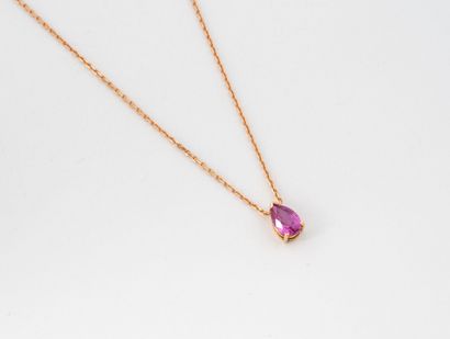Yellow gold (750) forçat-link necklace holding...