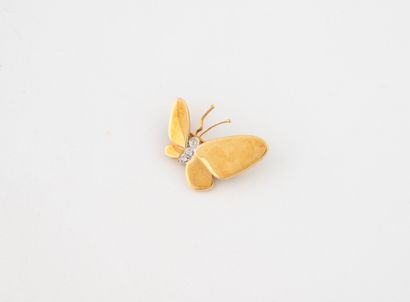 Petite broche papillon en or jaune (750)...