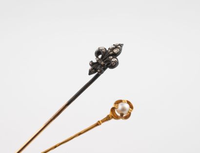 Deux épingles de revers ou cravate en or...