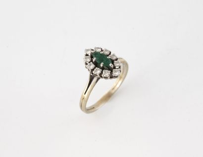 Bague marguerite de forme navette en or gris...