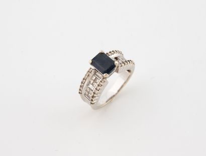 White gold (585) ring set with an emerald-cut...