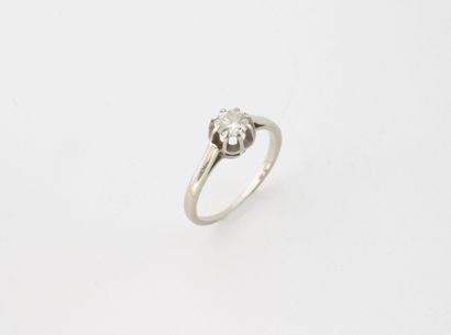 Bague solitaire en or gris (750) centré d'un...