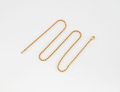 Yellow gold (750) necklace with twisted link.
Spring-ring...