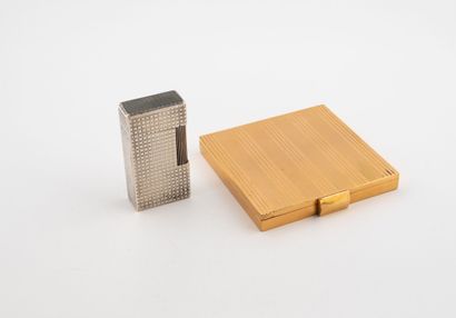 FLAMINAIRE
Briquet en métal argenté à décor...
