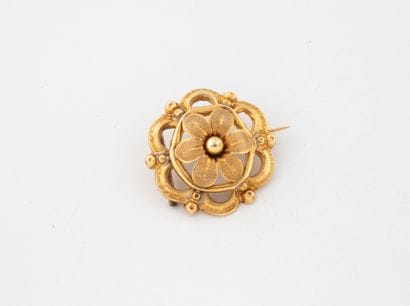 Yellow gold (750) brooch centered on an amatized...