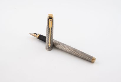 PARKER 
Stylo plume en argent (925) à décor...