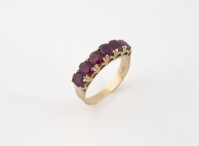 Bague en or jaune (750) sommée d'une ligne...