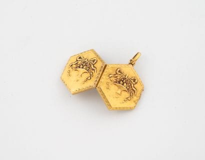 Hexagonal pendant in yellow gold (750), decorated...
