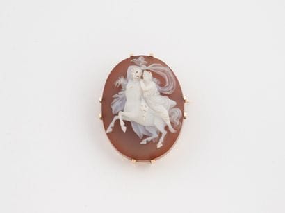 Oval brooch in yellow gold (750) featuring...