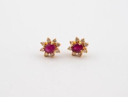 Paire de clous d'oreilles en or jaune (750)...