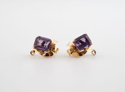 Paire de boucles d'oreille en or jaune (750)...
