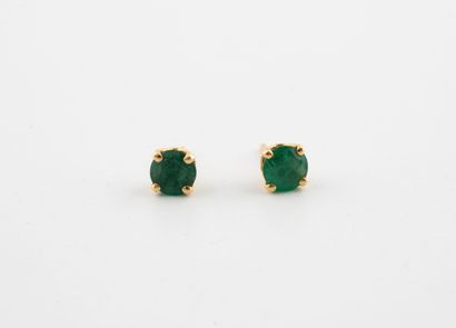 Paire de clous d'oreilles en or jaune (750)...