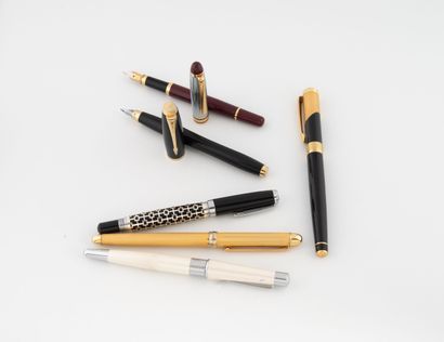 PARKER
Stylo-plume laqué noir et métal doré....