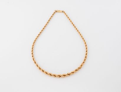 Collier en or (750) rose, torsadé en chute.
Fermoir...