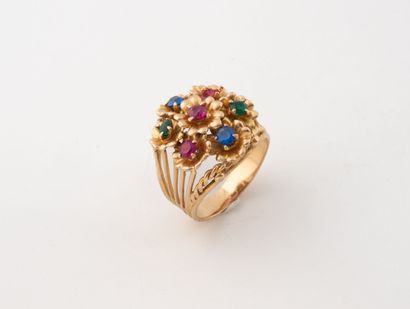 Bague en or jaune (750) ornée de fleurettes,...