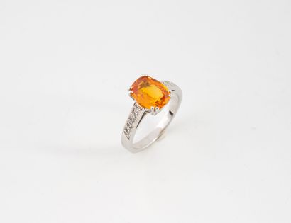 White gold (750) ring centered on a claw-set...