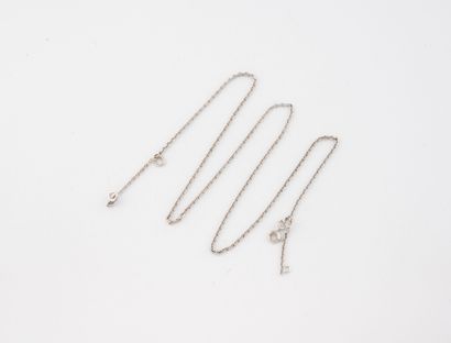 Chaîne de cou en or gris (750) à maille forçat.
Fermoir...