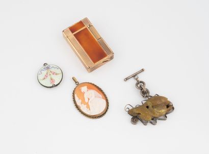 Lot comprenant : 
Un petit pendentif en argent...