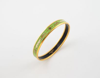 HERMES 
Bracelet jonc en métal doré et émail...
