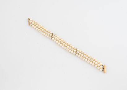 Bracelet formé de trois rangs de perles de...