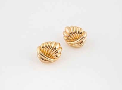 Paire de boucles d'oreilles creuses en or...