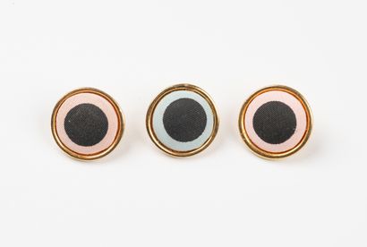 CHANEL, Paris
Trois boutons en métal doré,...