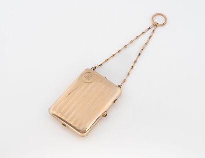 Minaudière en métal doré, le couvercle à...