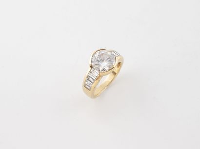FRED
Yellow gold (750) ring centered on a...