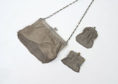 Sac du soir et deux bourses en maille d'argent...