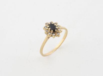 Small daisy ring in yellow gold (750) centered...