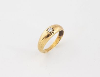 Cambered yellow gold (750) band ring centered...