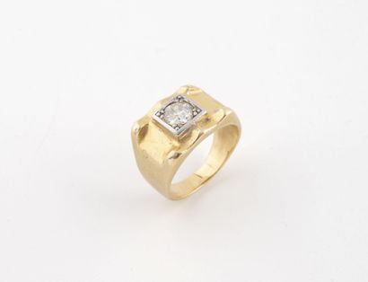 Bague en or jaune (750) et platine (950)...