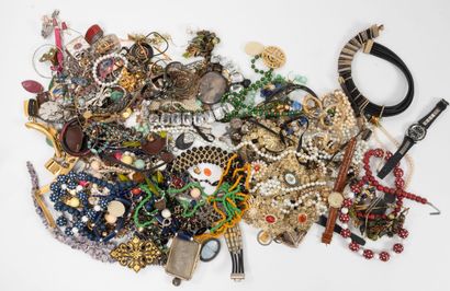 Large lot of costume jewelry.
Damage.