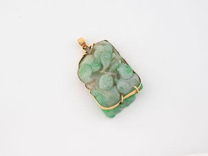 Pendentif en or jaune (750) enserrant un...