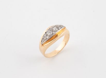 Bague jonc en or jaune (750) et platine (950)...