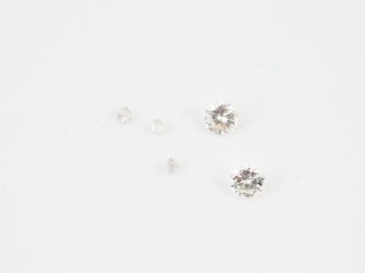Lot de petits diamants sur papier dont deux...