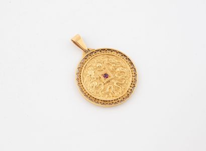 Circular pendant in yellow gold (750) adorned...