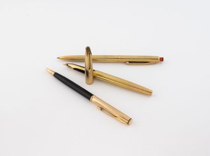 WATERMAN 
Deux stylos en métal plaqué doré...