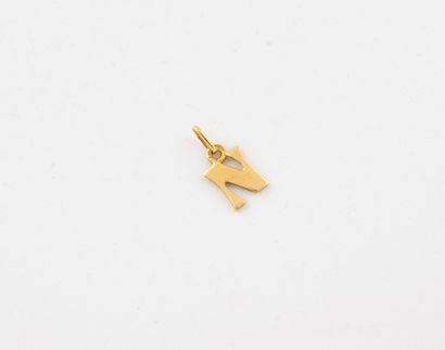 Pendentif en or jaune (750) lettre N. 
Poids...