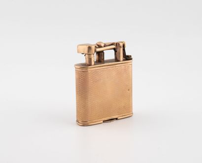 DUNHIL
Briquet de poche en or jaune (375)...